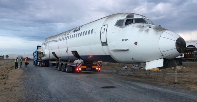 Sörfçü gencin dalgalarla dansı