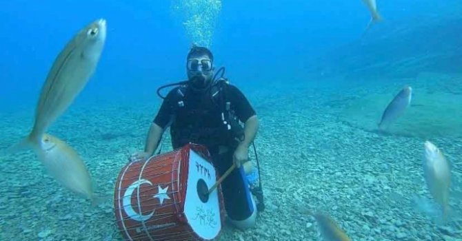 Çılgın davulcu, havada, karada, denizin altında davul çaldı