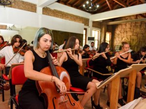 Gençlik Orkestrası 40 kişilik ekibiyle Antalyalıları coşturuyor!