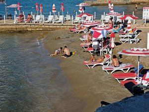 Rus turistler güneşli hava ve denize girmenin keyfini çıkardı