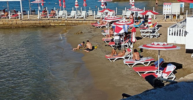 Rus turistler güneşli hava ve denize girmenin keyfini çıkardı
