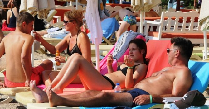 Bodrum'da sıcak havayı gören sahile koştu
