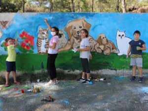 Minik ressamlar bakım evini rengarenk yaptı