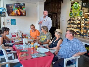 Alman turistlerin yağmur sonrası havuzbaşı keyfi