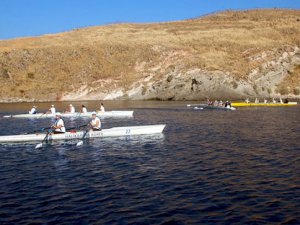 4 ülkeden 12 turist kürekle Ege'de mavi tura çıktılar