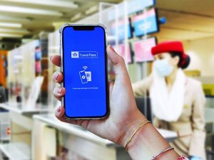 AB'ye giden Emirates yolcuları IATA Travel Pass'ı kullanıyor