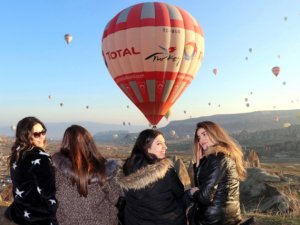 Kapadokya'da yer turist, gök balon dolu
