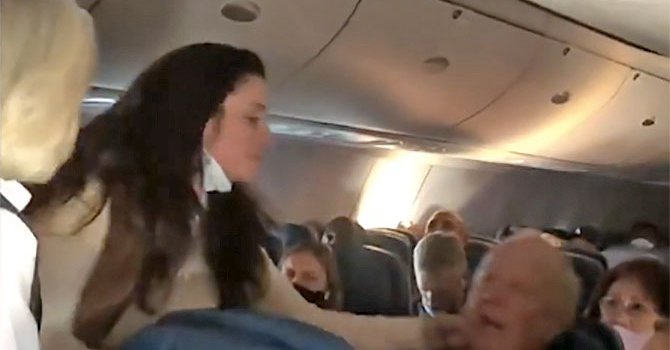 Yolcuların uçakta maske savaşında yumruklar konuştu