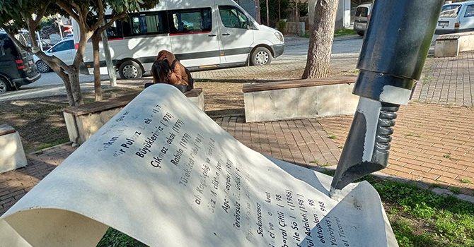 Uğur Mumcu Parkı bakımsızlıktan dökülüyor