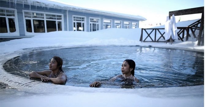 Uludağ'da turistler karda havuz sefası yaptı