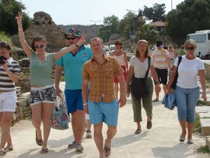 Bakan Ersoy, turizmcilerden ve kamuoyundan özür dilemeli