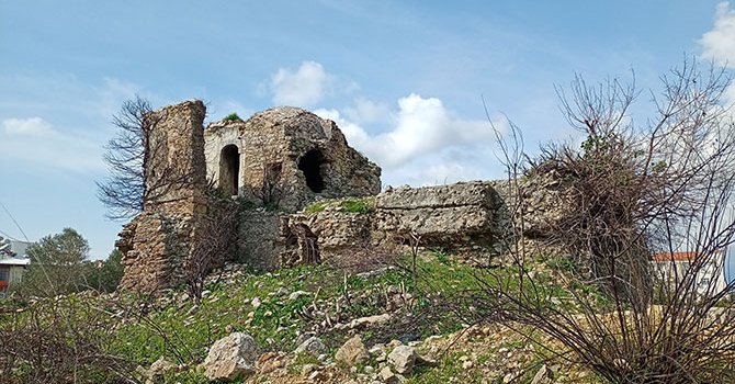 Osmanlı'dan kalma üstü hamam altı zindan yapı yıkılmak üzere