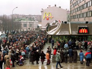 Ruslar bu kez son kez hamburger yemek için için kuyruğa girdi