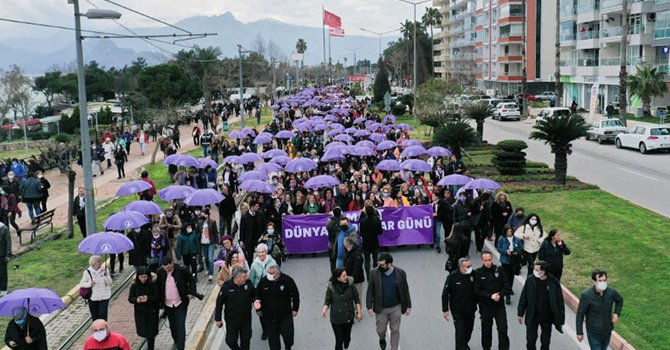 Antalyalılar kadına şiddeti mor şemsiye ile kınadı