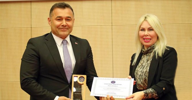 Tayland Travesti güzelini seçti