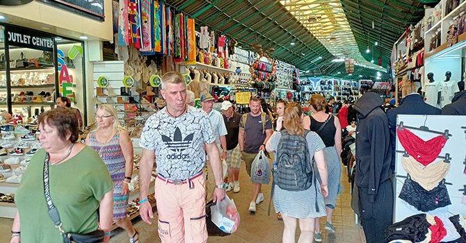 Alman ve İngiliz turist hareketliliği esnafın yüzünü güldürüyor