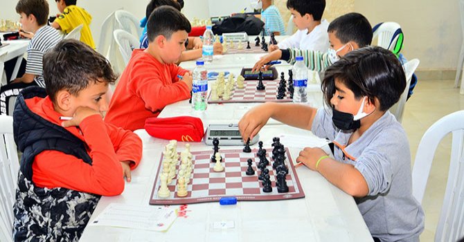 Manavgat'ta satranç turnuvasında 300 öğrenci yarıştı