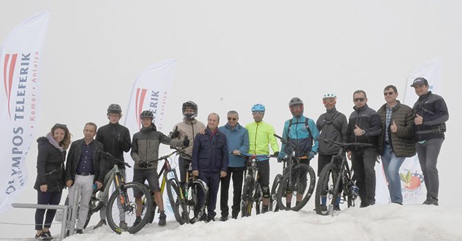Dağ bisikletçileri Tahtalı Beli'nde karda pedal çevirecek