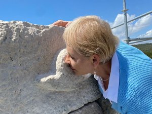 Yunus kabarmalı taş öpülerek Deniz Feneri'ne yerleştirildi'