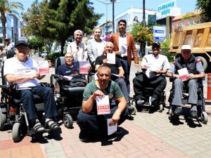 Alanya'da engelliler, sürücülere yanlış yere park etme uyarısı yaptı