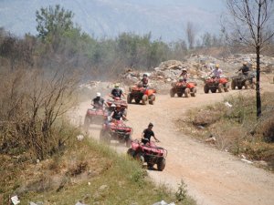 Çöp yığınları arasında bisiklet ve ATV safari turu