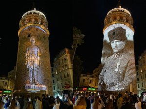 Galata Kulesi'nde özel ışıklandırma ile 19 Mayıs kutlandı