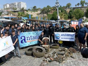 Dalgıçlar Antalya Kaleiçi limanını temizledi