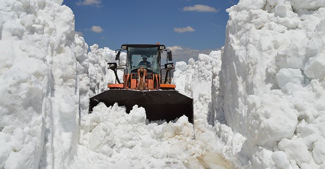 Karla kaplı Söbüçimen Yaylası yolu açılıyor