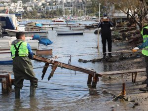 Bodrum'da kaçak ve ruhsatsız iskeleler yıkılıyor
