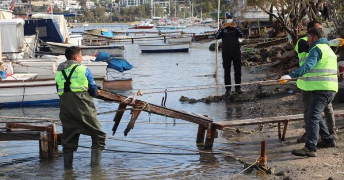 Bodrum'da kaçak ve ruhsatsız iskeleler yıkılıyor