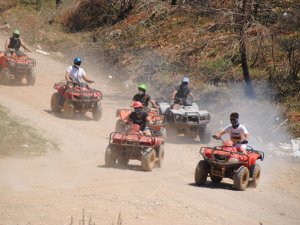ATV safari turunde turistlerin toz toprak, çamur keyfi