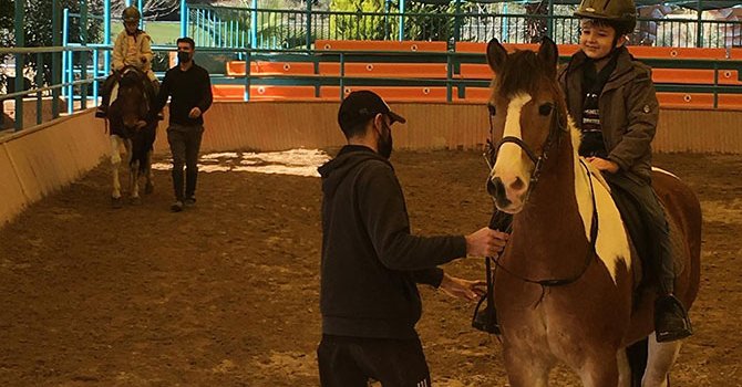 Başarılı öğrencilere, Çolaklı'da ata binme ödülü verildi