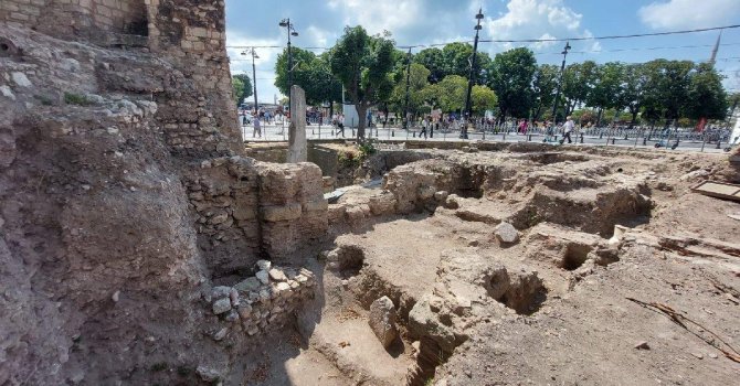 Sultanahmet’i kazdıkça altından tarih çıkıyor