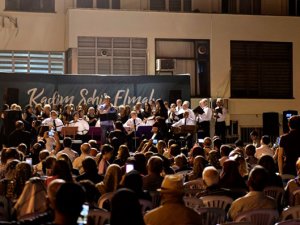 Başkan Ümit Uysal Al Yazma Zeybeğini seslendirdi