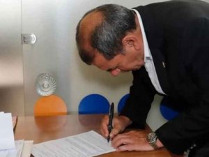 Dursun Özbek. Galatasaray Adası'nın tapusunu aldı