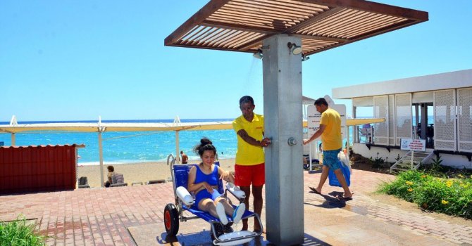 Manavgat'ta engellilerin denizle buluşması sağlandı