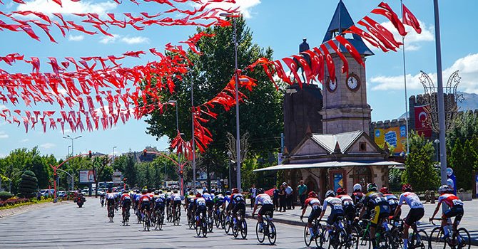 Dünyanın bisikletçileri Erciyes’te yarıştı