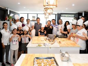 Özel çocuklar usta şefler ile birlikte kurabiye ve pizza yaptı