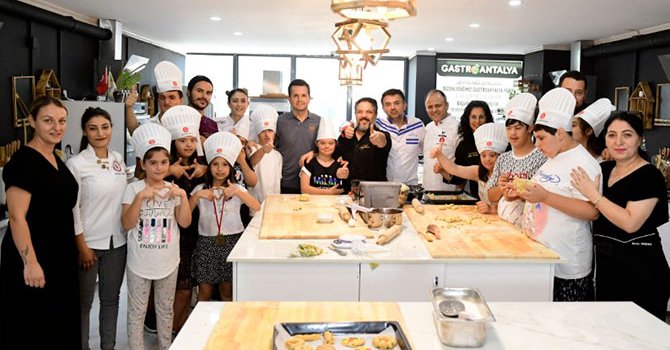 Özel çocuklar usta şefler ile birlikte kurabiye ve pizza yaptı