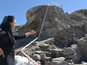 Pulur Höyük'te 3 bin yıllık insan yüzlü seramik kap parçası bulundu