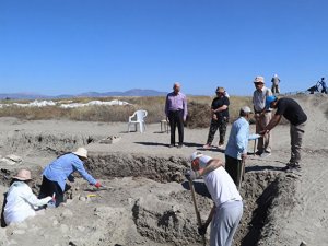 Hacılar Büyük Höyük'te Saray kalıntıları çıkarıldı