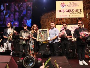 Alanya'da caz severler saz sanatçılarını ayakta alkışladı