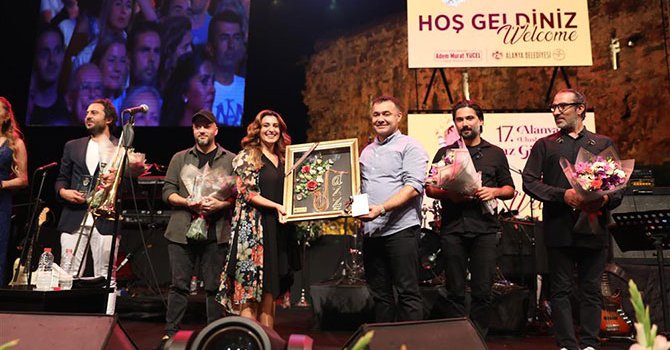 Alanya'da caz severler saz sanatçılarını ayakta alkışladı