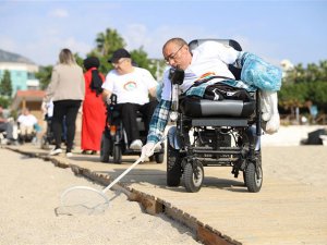 Engelliler, Alanya Engelsiz Halk Plajını temizledi