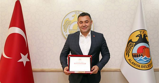 Adem Murat Yücel 'Yılın en Başarılı Belediye Başkanı' seçildi