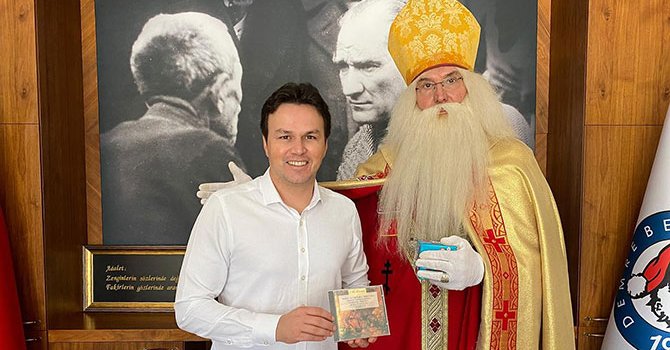 38 yıldır Noel Baba'nın Demreli olduğunu anlatıyor