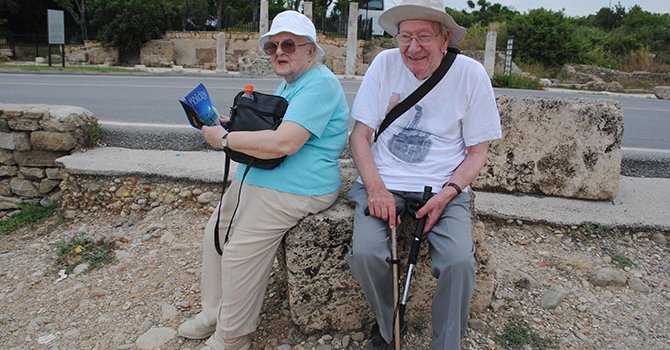 Yaşlı Alman turistler kışı Antalya'da geçiriyor
