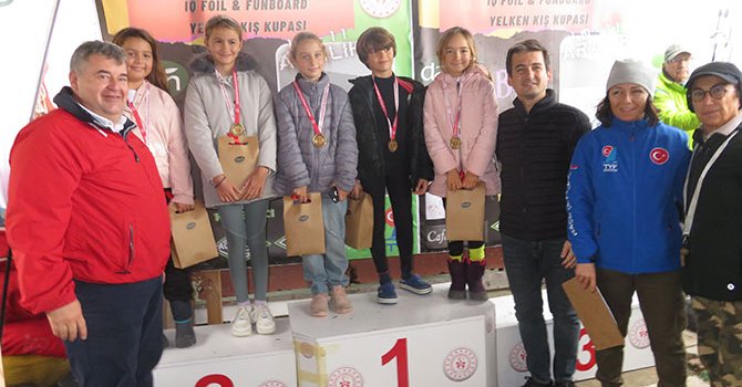 Alaçatı’ta geleceğin yıldızları surf heyecanı yaşadı
