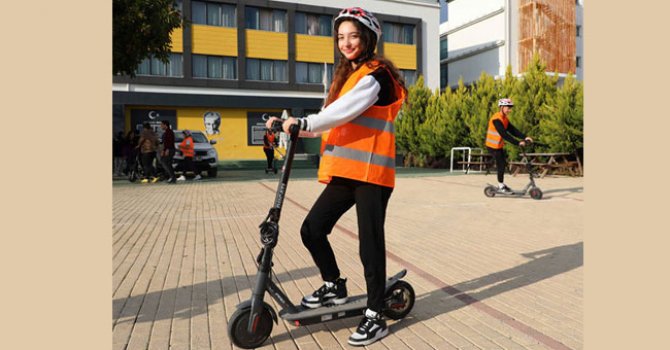 Elektrikli scooter'ın güvenli kullanımı hakkında bilgilendiriliyor