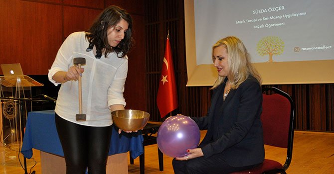 “Masaj ve Müzik Terapi”de müziğin iyileştirici gücü konuşuldu